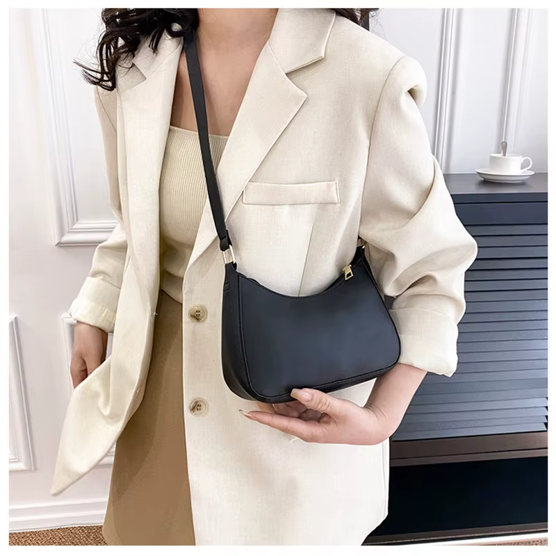 Fashionable and trendy solid-color handbag, simple and new small square bag, stylish and high-quality single-shoulder armpit bag