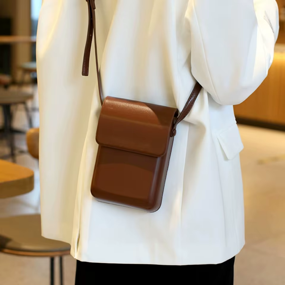 Versatile vertical Japanese and Korean simple flip phone bag, commuting PU leather crossbody bag, square single-shoulder bag