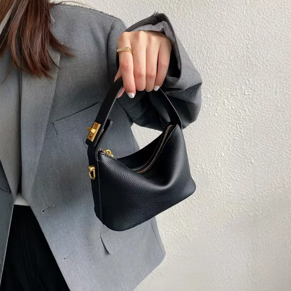 Simple and retro handbag, crossbody bag, soft leather small square bag